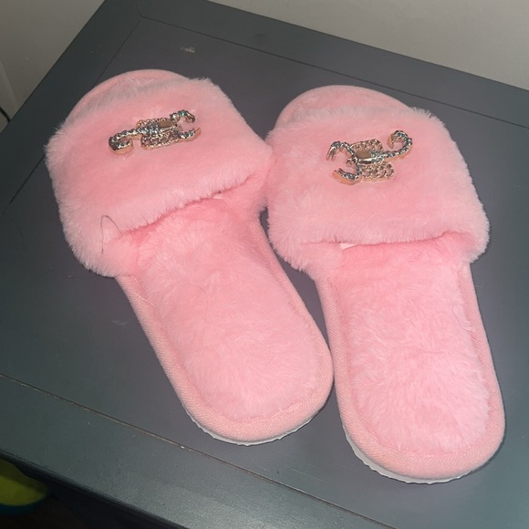 NWOT WOMEN Pink Fuzzy Scorpion Slides slippers SIZE SMALL 6-7 - Picture 5 of 5